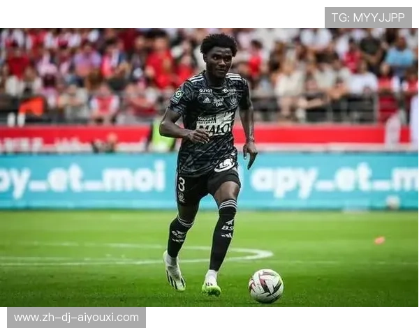 AC米兰签下创造性中卫 AC米兰签下创造性中卫